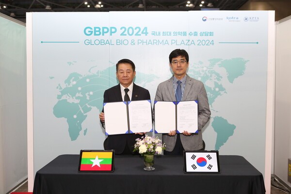 한국유나이티드제약, 미얀마 United MCK와 골다공증 치료제 공급계약 체결 (좌측 United MCK dr. Htin paw 대표 우측 한국유나이티드제약 양진영 상무). [제공=한국유나이티드제약]