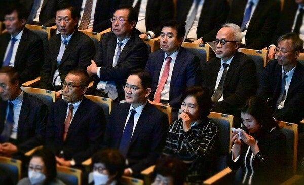 이재용 삼성전자 회장과 홍라희 전 삼성미술관 리움 관장, 이서현 삼성복지재단 이사장이 지난해 삼성전자 인재개발원 콘서트홀에서 열린 '이건희 선대회장 3주기 추모 음악회'를 관람하고 있다. [제공=연합]