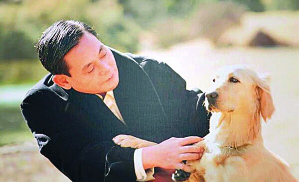 삼성이 품종 보존을 위해 관리하던 어린 진돗개들과 시간을 보내고 있는 이건희 선대회장의 생전 모습. [제공=삼성]