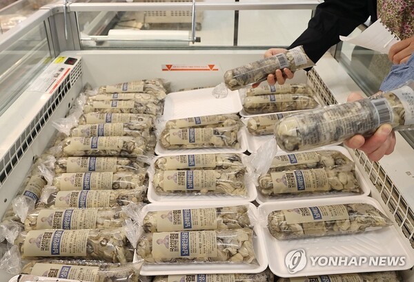 이마트가 '겨울 수산물 대전'을 선보인다. 사진은 지난해 할인 판매를 진행한 남해안 생굴. 이마트