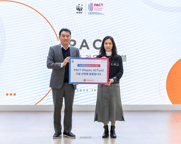 롯데칠성음료가 WWF(세계자연기금)의 플라스틱 이니셔티브인 'PACT(Plastic ACTion)'에 가입했다. 롯데칠성음료