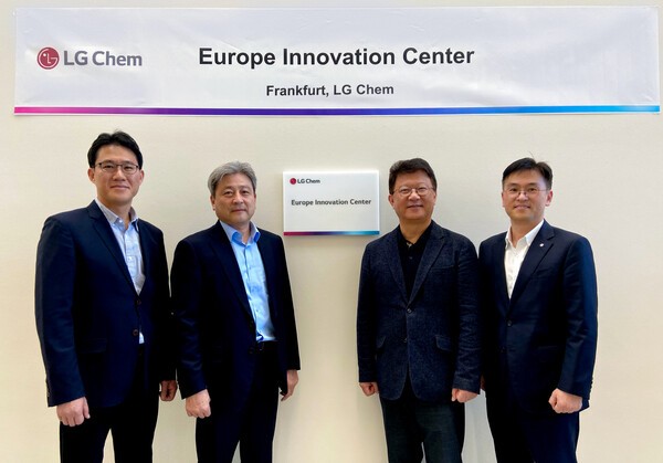 (사진 왼쪽부터) 바이오소재기술2TFT 강동균 수석연구위원, CTO 이종구 부사장, 기술기획그룹장 이호경 상무, 유럽BS담당 이충희 부문담당 [제공=LG화학]