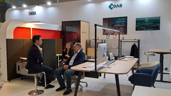 코아스는 최근 독일 ‘오가텍(ORGTEC) 2024’에 참가해 스페인 협력업체인 그레스파니아 관계자와 만나 한국 및 EU시장의 공동진출에 관해 협의하고 있다. [제공=코아스]