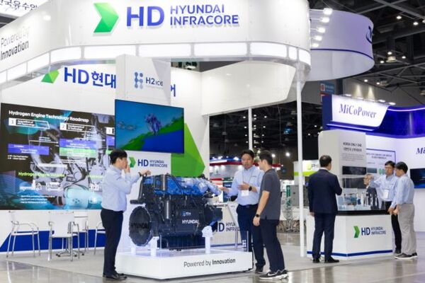 ▶ 25일 고양시 킨텍스에서 개막한 &lsquo;H2 MEET 2024&rsquo; HD현대인프라코어 전시관에서 관람객이 수소엔진을 살펴보고 있다. [제공=HD현대인프라코어]