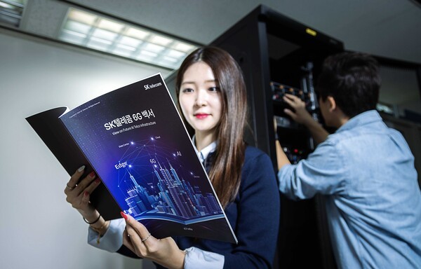 SK텔레콤 직원이 6G 백서를 읽고 있다. [출처=SK텔레콤]