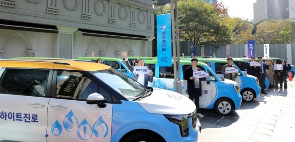 하이트진로는 올해 사회적 취약계층을 위한 이동차량 14대를 전달했다. [제공=하이트진로]