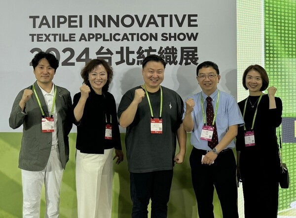 지난 17일 패션그룹형지 최준호 부회장이(가운데) ‘2024 대만 타이베이 신섬유 전시회(TITAS)을 참관한 뒤 대만섬유연맹(TTF, Taiwan Textile Federation) 마케팅 부서장 및 디렉터 등 관계자들과 기념 사진을 촬영하고 있다. [제공=까스텔바작]