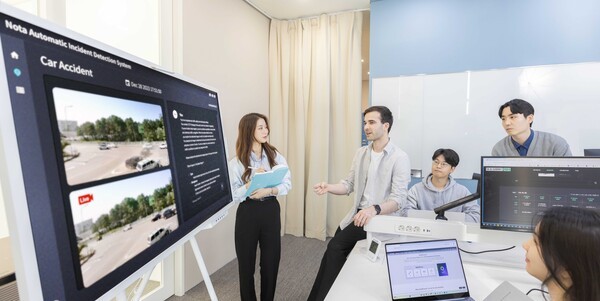 K-AI 얼라이언스 멤버사로 새롭게 합류한 노타AI의 구성원들이 ‘SK AI 서밋 2024’ 참가를 앞두고 전시 참가 내용 등에 대해 논의하고 있다. [출처=SK텔레콤]