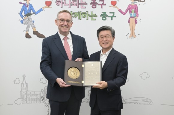 김길성(오른쪽) 서울 중구청장과 콜린 크룩스 주한영국대사가 지난 28일 열린 명예구민증 수여식에서 기념촬영을 하고 있다. [제공=중구]