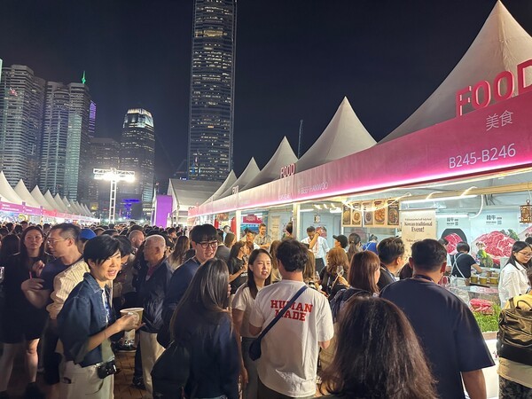 '2024 홍콩 와인&다인 페스티벌' 한우 홍보 부스에 방문한 참가자들이 이벤트를 진행하고 있다. 한우자조금