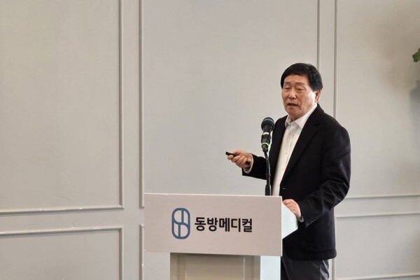 김근식 동방메디컬 대표가 30일 서울 여의도 CCMM에서 열린 IPO(기업공개) 기자간담회에서 상장 계획과 기업 비전을 소개하고 있다. [제공=EBN]