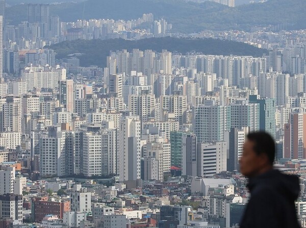서울 9월 주택 매매 거래량이 전월대비 약 35% 감소한 것으로 나타났다. [제공=연합]