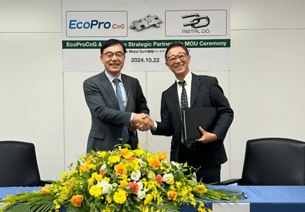 박석회 에코프로씨엔지 대표(사진 왼쪽)와 토시히코 야마츠라 메탈두 사장이 중장기 협력 MOU를 체결하고 있다. [제공=에코프로]