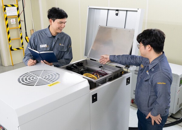 에쓰오일 직원들이 서울 마곡 TS&D 센터에서 액침냉각유 성능테스트를 진행하고 있다.[제공=에쓰오일]