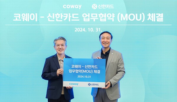 서장원 코웨이 대표이사(사진 왼쪽)와 문동권 신한카드 대표이사가 기념 촬영을 하고 있다. [제공=코웨이]