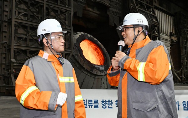 지난달 17일 포항제철소 수소환원제철 부지를 방문한 최상목 부총리(사진 왼쪽)가 설명을 듣고 있다 [제공=기획재정부]