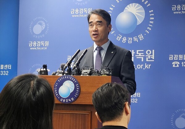 함용일 금감원 부원장이 31일 여의도 금감원에서 자본시장 현안 관련 브리핑을 하고 있다. [사진=EBN]