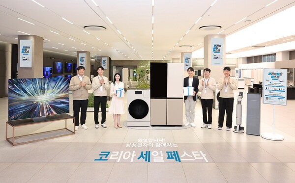 삼성전자 모델들과 삼성스토어 대치 전문 매니저들이 '삼성전자와 함께하는 코리아세일페스타' 개막을 알리고 있다. [출처=삼성전자]