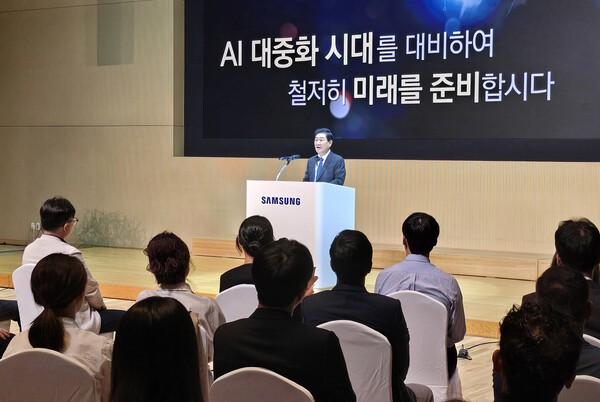 한종희 대표이사 부회장이 11월 1일 삼성전자 수원 디지털시티에서 열린 삼성전자 창립 55주년 기념식에서 기념사를 전하는 모습 [출처=삼성전자]