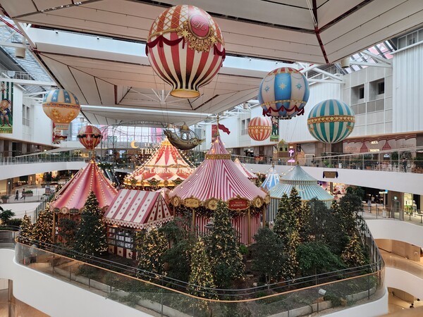 더현대 서울이 내달 31일까지 크리스마스 테마로 선보이는 '움직이는 대극장'. [제공=EBN]