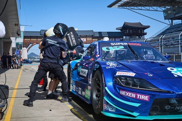 슈퍼레이스 챔피언십 슈퍼 6000 클래스 3라운드에서 진행된 의무 스톱 중에 급유를 하는 모습.[제공=슈퍼레이스]