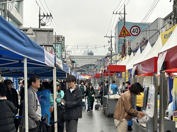 구미 라면축제 판매 부스에서 방문객들이 메뉴를 기다리고 있다. EBN
