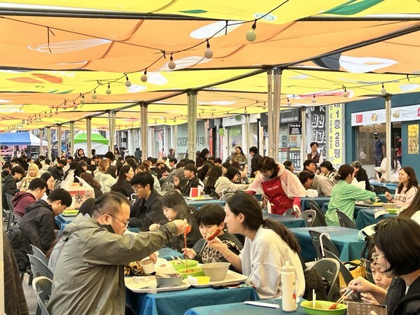 구미 라면축제 취식 부스에서 방문객들이 다양한 라면 요리를 시식하고 있다. EBN