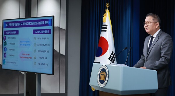박상욱 대통령실 과학기술수석이 3일 서울 용산 대통령실 청사에서 국가바이오위원회 출범 등과 관련해 브리핑을 하고 있다. [제공=연합]
