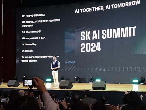 최태원 SK그룹 회장이 4일 서울 강남구 코엑스에서 열린 SK AI 서밋 2024에서 '협력으로 만들어가는 AI 생태계'를 주제로 기조연설하고 있다. [제공=EBN]