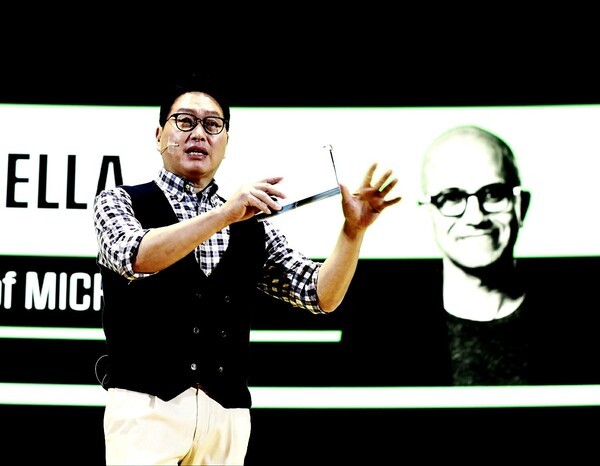 최태원 SK그룹 회장이 4일 서울 강남구 코엑스에서 열린 'SK AI 서밋(SUMMIT) 2024'에서 AI가 계속 성장하기 위해 해결해야 할 보틀넥(Bottleneck·병목현상)의 해법을 제시하고 있다. [제공=SK그룹]