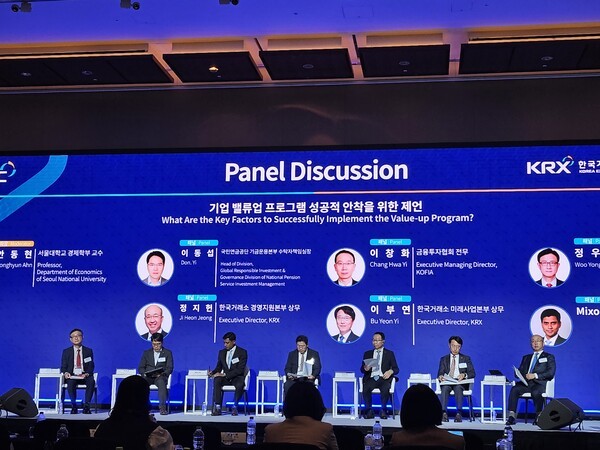 4일 서울 여의도 콘래드 호텔에서 열린 ‘한국 자본시장 컨퍼런스(KCMC 2024)’에서 정우용 한국상장회사협의회 정책부회장(왼쪽부터), 이동섭 국민연금공단 기금운용본부 수탁자책임실장, 믹소 다스 JP모간 아시아 주식전략가, 안동현 서울대학교 경제학부 교수, 이창화 금융투자협회 전무, 이부연 한국거래소 미래사업본부 상무, 정지헌 한국거래소 경영지원본부 상무가 토론을 하고 있다. ⓒEBN