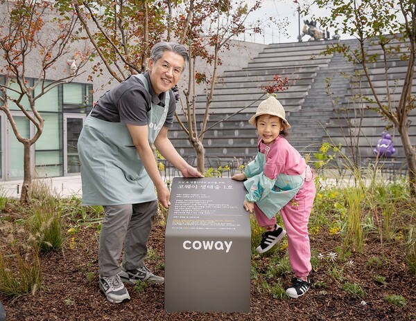 코웨이 서장원 대표와 임직원 자녀가 ‘코웨이 생태숲 1호’ 현판 앞에서 기념 촬영에 임하고 있다. [제공=코웨이]