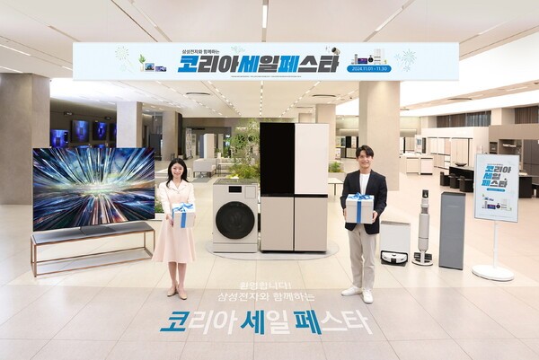 삼성전자 모델들이 삼성스토어 대치에서 '삼성전자와 함께하는 코리아세일페스타'를 소개하고 있다. [출처=삼성전자]