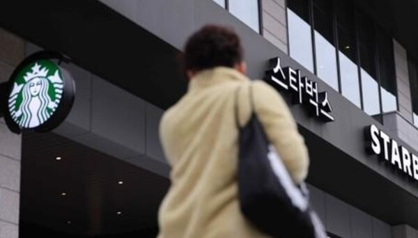 커피전문점 프랜차이즈 중 스타벅스와 투썸플레이스 등 11개 업체가 스마트오더 앱으로 음료 주문 취소나 변경하는 기능을 도입하기로 했다. [제공=연합]