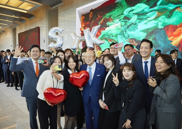 한화그룹 김승연 회장이 한화자산운용 현장경영을 마치고 63빌딩을 떠나는 길에 점심식사 후 복귀하던 200여 명의 직원이 환송하고 있다. [제공=한화그룹]