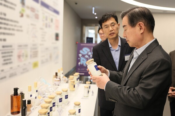 5일 판교 삼양디스커버리센터에서 열린 ‘삼양 이노베이션 R&D 페어 2024’에서 삼양홀딩스 김윤 회장이 전시 과제를 살펴보고 있다. [제공=삼양그룹]