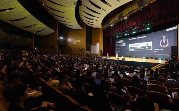 4일 오전 서울 강남구 코엑스에서 열린 ‘SK AI 서밋(SUMMIT)’ 전경. 최태원 SK회장이 ‘함께하는 AI, 내일의 AI(AI together, AI tomorrow)’를 주제로 기조 연설을 하고 있다.[제공=SK그룹]