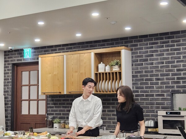 임희원 셰프가 6일 서울 영등포구 봄블룸봄온더테이블에서 열린 '삼성 비스포크 AI 키친' 쿠킹쇼에서 AI 가전을 활용해 직접 요리하는 모습. [출처=이남석 EBN 기자]