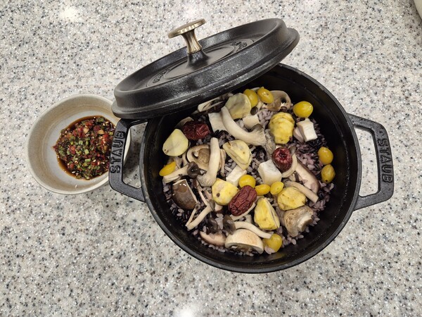 임희원 셰프가 6일 서울 영등포구 봄블룸봄온더테이블에서 열린 '삼성 비스포크 AI 키친' 쿠킹쇼에서 AI 가전을 활용해 직접 요리한 버섯영양밥 [출처=이남석 EBN 기자]