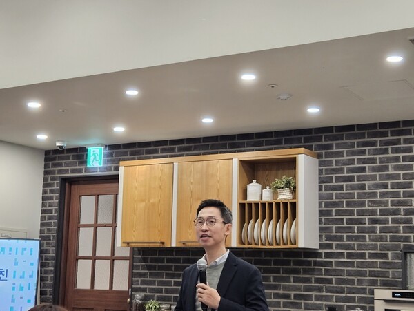 이정주 삼성전자 생활가전(DA) 사업부 상무가 6일 서울 영등포구 봄블룸봄온더테이블에서 열린 '삼성 비스포크 AI 키친' 쿠킹쇼에서 발표하는 모습 [출처=이남석 EBN 기자]