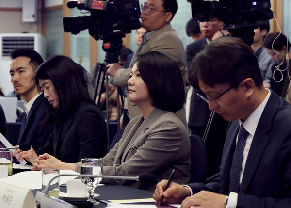 6일 오전 서울 중구 프레스센터에서 열린 플랫폼 상생협력 강화를 위한 과학기술정보통신부와 플랫폼 CEO의 간담회에서 참석자들이 이봉의 서울대 교수의 주제 발표를 듣고 있다. 오른쪽부터 박대준 쿠팡 대표이사, 최수연 네이버 대표이사, 정신아 카카오 대표이사, 황도연 당근마켓 대표이사. 연합뉴스