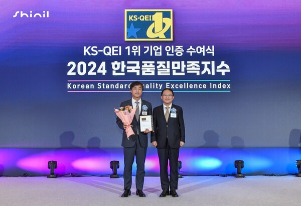 2024 한국품질만족지수 인증 수여식에서 정윤석 신일전자 대표이사(왼쪽)가 강명수 한국표준협회 회장(오른쪽)으로부터 상패를 수여받고 있다. [출처=신일전자]