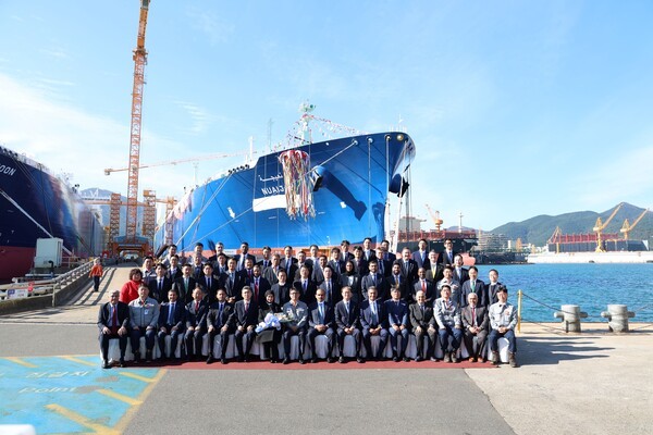 KGL은 7일 한화오션 거제조선소에서 카타르에너지와의 장기 계약 수행을 위한 친환경 고효율 LNG선박 3척의 명명식을 개최했다. (앞줄 좌측 기준  6번째 에이치라인해운 서명득 대표, 7번째 대모 Fatima Mohamed Al Ali, 8번째 한화오션 김종서 사장, 9번째 카타르에너지 Saad Sherida Al-Kaabi 대표, 10번째 팬오션 안중호 대표, 11번째 카타르에너지LNG Sheikh Khalid bin Khalifa Al-Thani 대표, 12번째 SK해운 김성익 대표) [제공=팬오션]