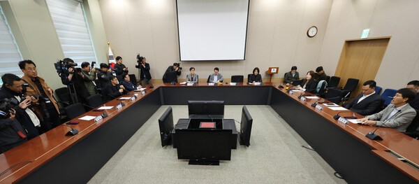 지난 7일 오후 서울 정부서울청사 별관에서 열린 배달플랫폼-입점업체 상생협의체 제11차 회의에 참석한 이정희 위원장과 관계자들이 회의 시작을 기다리고 있다. 연합뉴스