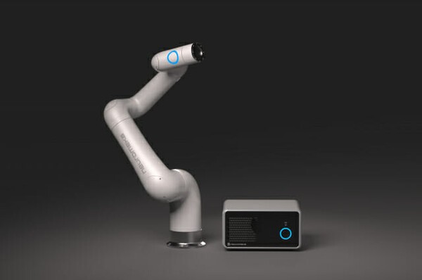 뉴로메카 협동로봇 '인디'와 로봇제어기 '스텝' [제공=뉴로메카]