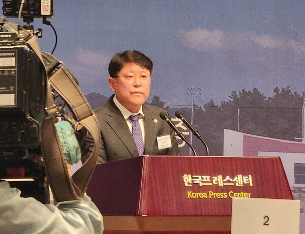 8일 서울 중구 한국프레스센터에서 열린 '2024 해양 치유 국제 심포지엄'에서 김양훈 완도군의회 의장이 축사를 하고 있다. [사진=류용환 기자]