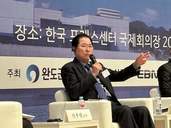 8일 서울 중구 한국프레스센터에서 열린 '2024 해양 치유 국제 심포지엄'에서 신우철 완도 군수가 발언하고 있다. EBN