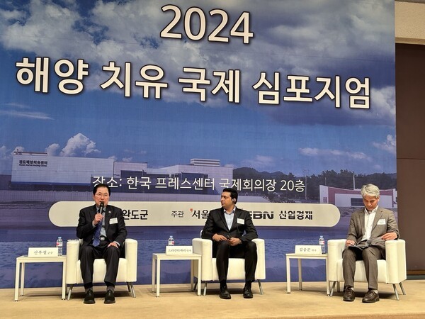 신우철 완도군수와 김충곤 한국해양과학기술원 책임연구원, 성시윤 휴앤치유연구소장, 프라산 티바리 인도 아유르베다 의사협회장이 토론을 진행하고 있다. EBN