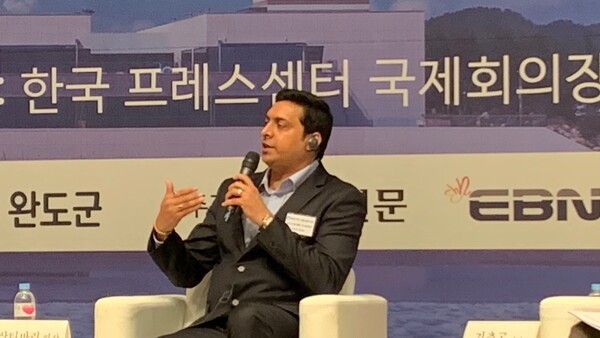 '해양 치유 국제 심포지엄'에서 프라산 티바리 인도 아유르베다 의사협회장 교수가 완도해양치유센터에 아유르베다 도입 가능성에 대해 설명하고 있다. EBN