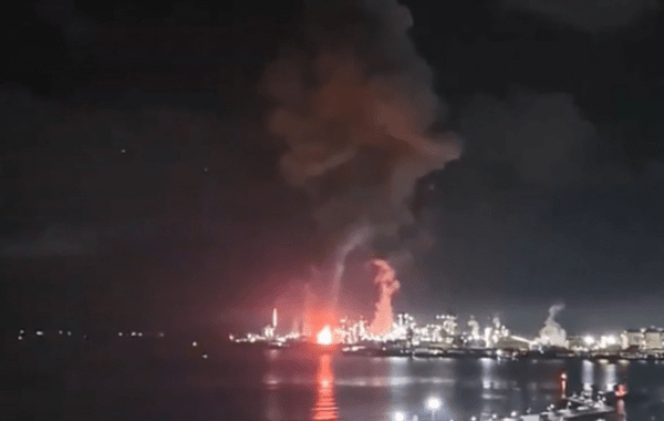 10일 오전 4시 20분께 경북 포항시 남구 제철동 포스코 포항제철소 내에서 큰 불이 났다는 신고가 소방당국에 접수됐다. [제공=연합뉴스]